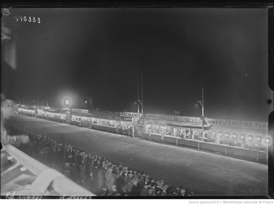 13626, Le Mans, concours d'endurance, vue gÃ©nÃ©rale devant la tribune de nuit  [photographie de presse]  [Agence Rol]