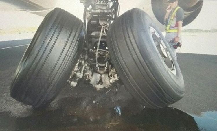 777 KAL gear incident